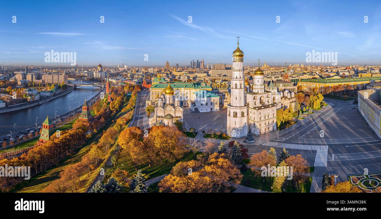 Vista panoramica aerea delle chiese ortodosse all'interno del Cremlino di Mosca, del centro di Mosca, dell'Oblast' di Mosca, Russia. Foto Stock