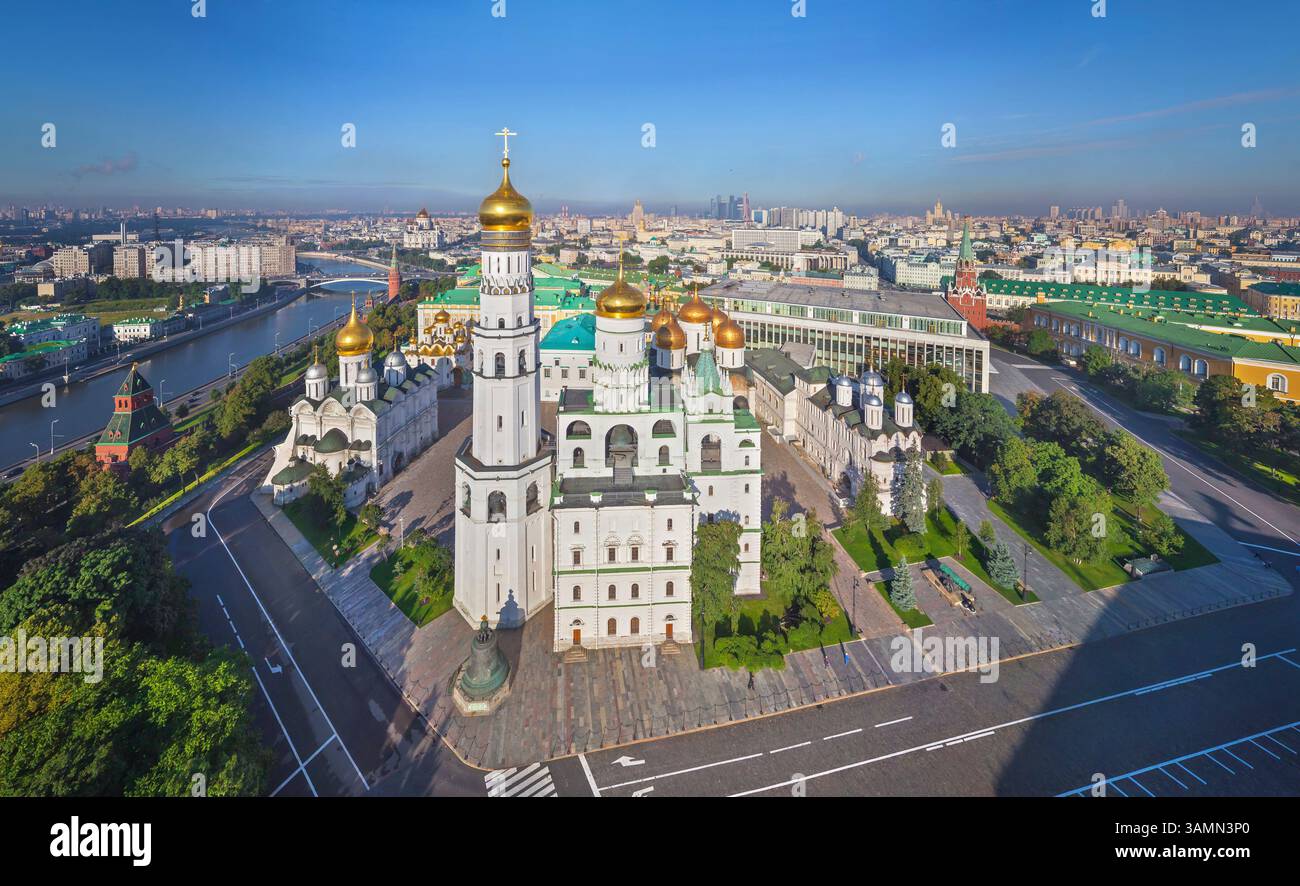 Vista panoramica aerea delle chiese ortodosse all'interno del Cremlino di Mosca, del centro di Mosca, dell'Oblast' di Mosca, Russia. Foto Stock