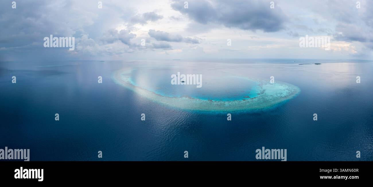 Vista aerea panoramica delle splendide Atolls con barriera corallina circondata dall'Oceano Indiano, Maldive. Foto Stock