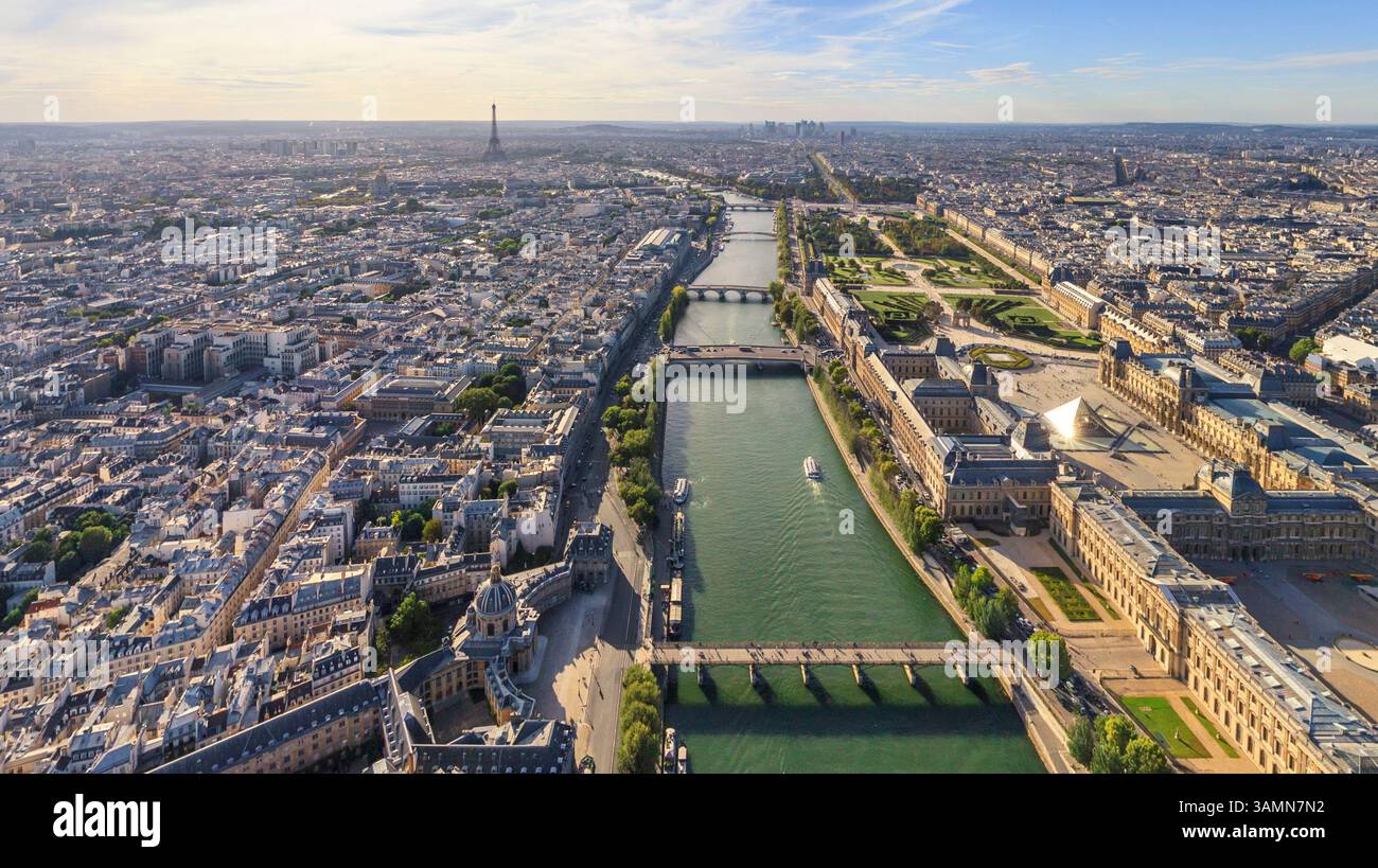 Vista aerea panoramica del Museo del Louvre lungo la Senna, Parigi, Francia. Foto Stock
