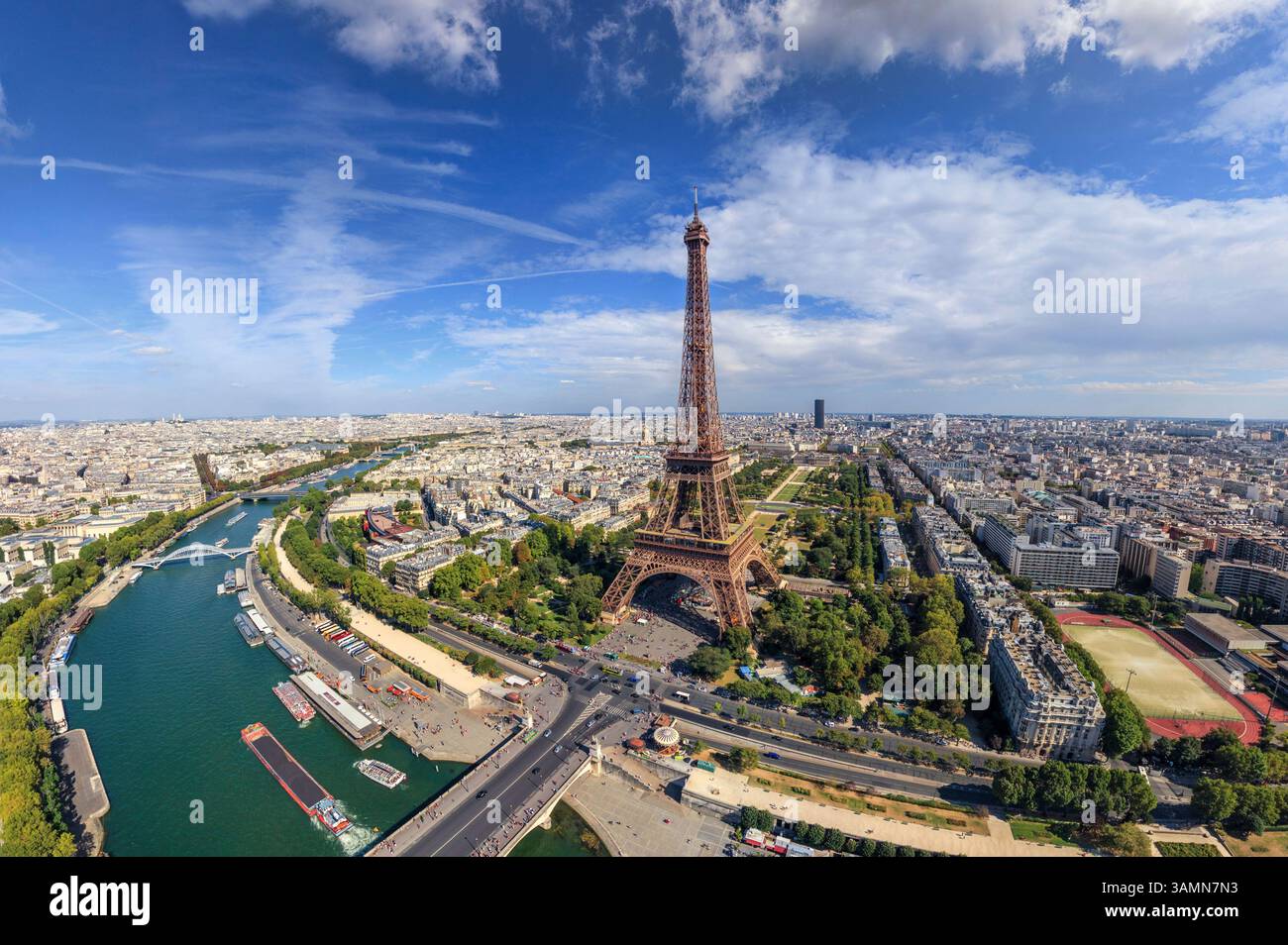 Vista aerea panoramica della Torre Eiffel e del campo di Marte a Parigi, Francia. Foto Stock