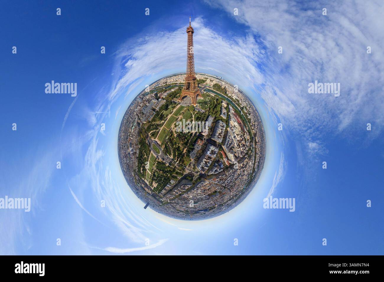 Vista aerea panoramica a 360 gradi della Torre Eiffel a Parigi, Francia. Foto Stock