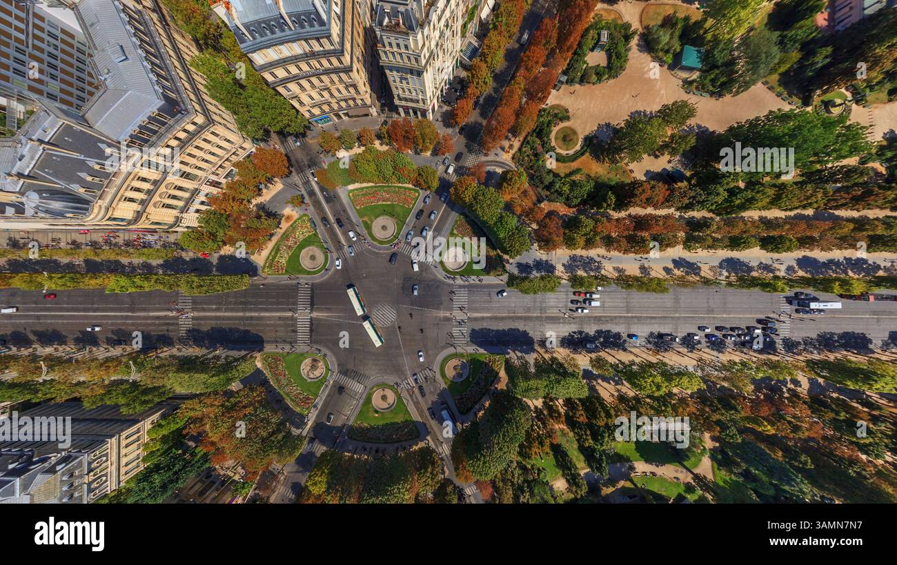 Vista aerea panoramica di una rotatoria sugli Champs Elysees, Parigi, Francia. Foto Stock