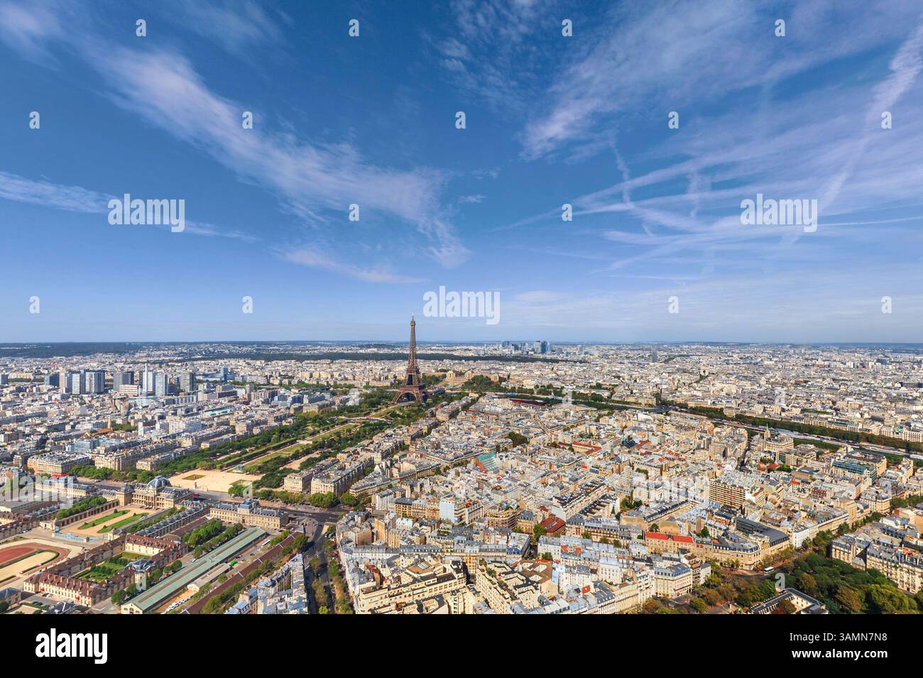 Vista aerea panoramica del Museo Les Invalides con la Torre Eiffel sullo sfondo, Parigi, Francia. Foto Stock