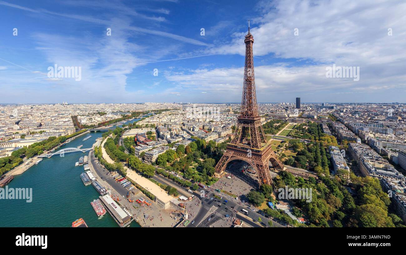 Vista aerea panoramica della Torre Eiffel e del campo di Marte a Parigi, Francia. Foto Stock