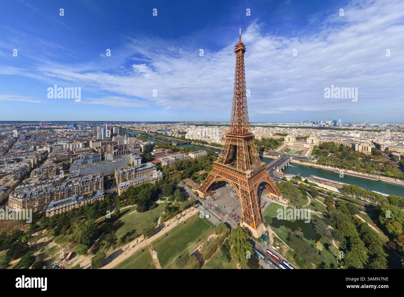 Vista aerea panoramica della Torre Eiffel e del campo di Marte a Parigi, Francia. Foto Stock