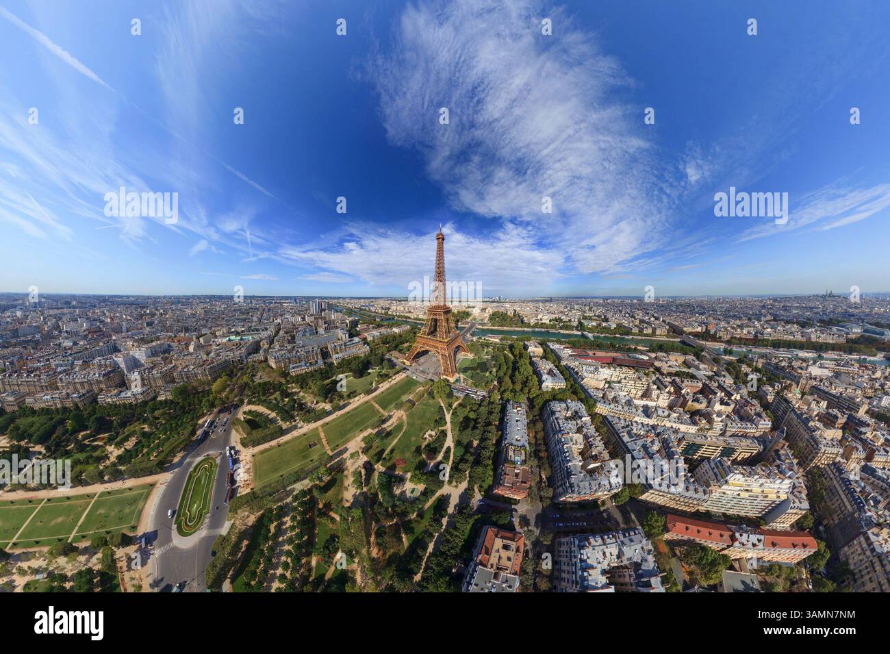 Vista aerea panoramica della Torre Eiffel e del campo di Marte a Parigi, Francia. Foto Stock