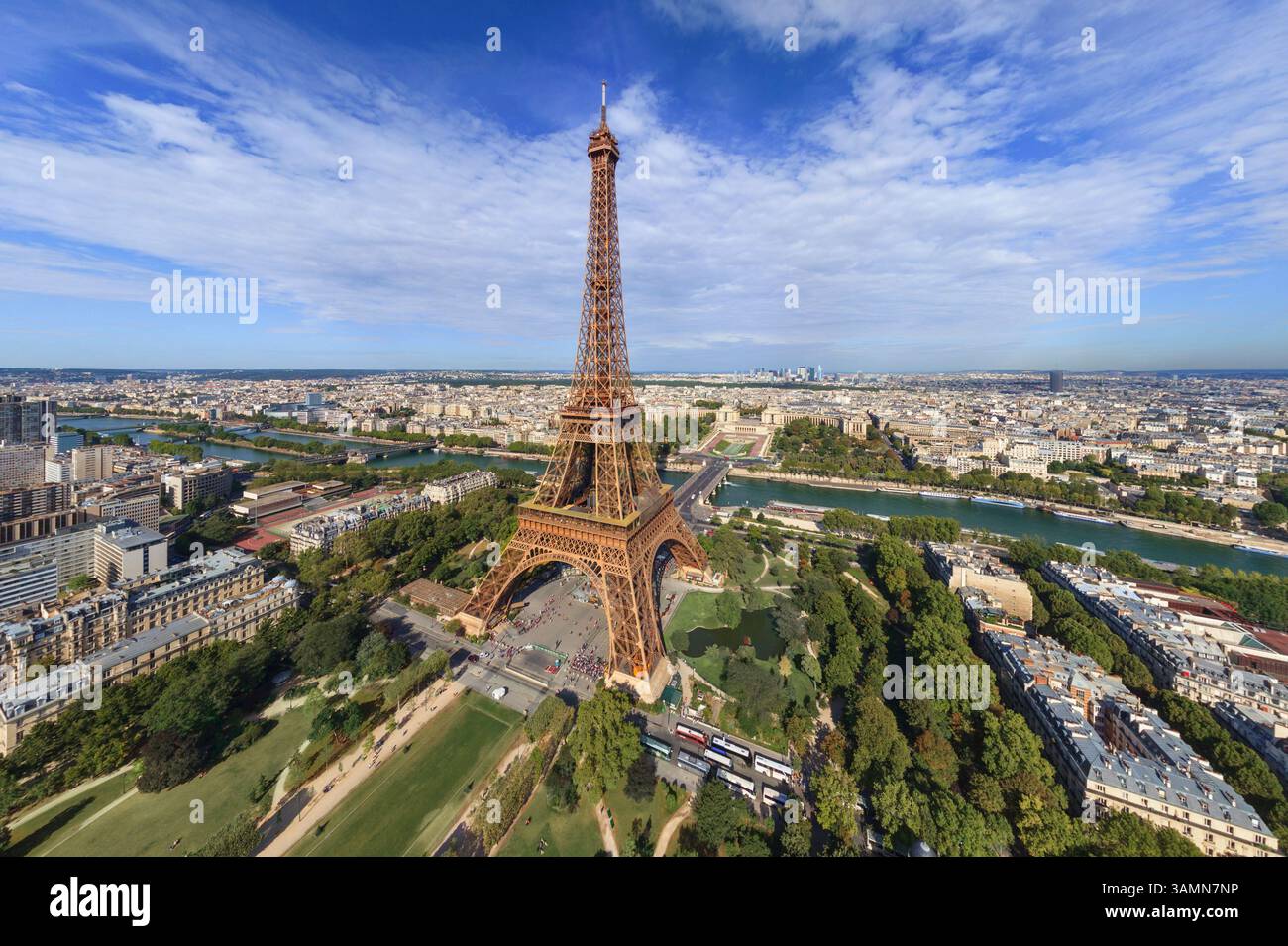 Vista aerea panoramica della Torre Eiffel e del campo di Marte a Parigi, Francia. Foto Stock