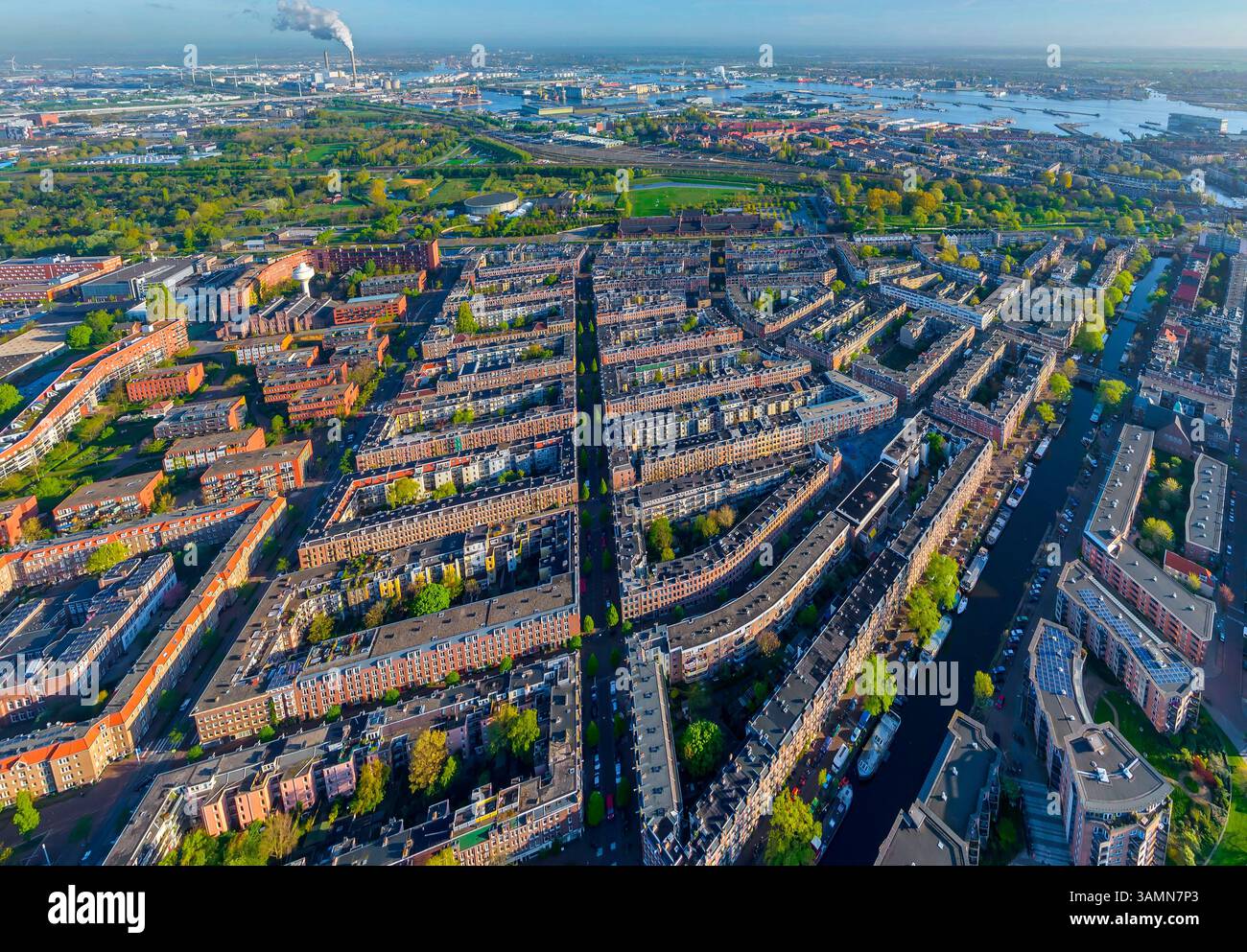 Vista aerea panoramica degli edifici colorati nel quartiere ovest di Amsterdam, tra i canali, i Paesi Bassi. Foto Stock
