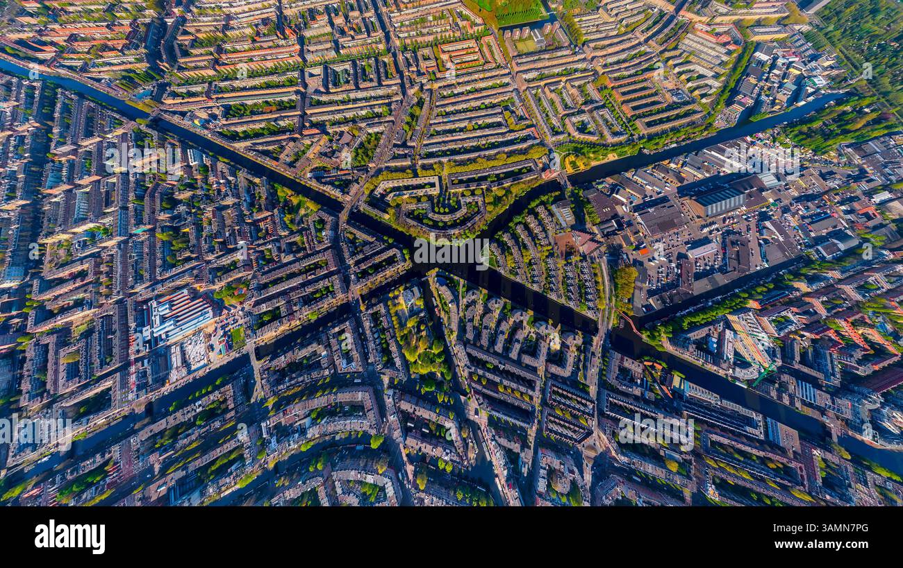 Vista aerea panoramica degli edifici colorati nel quartiere ovest di Amsterdam, tra i canali, i Paesi Bassi. Foto Stock