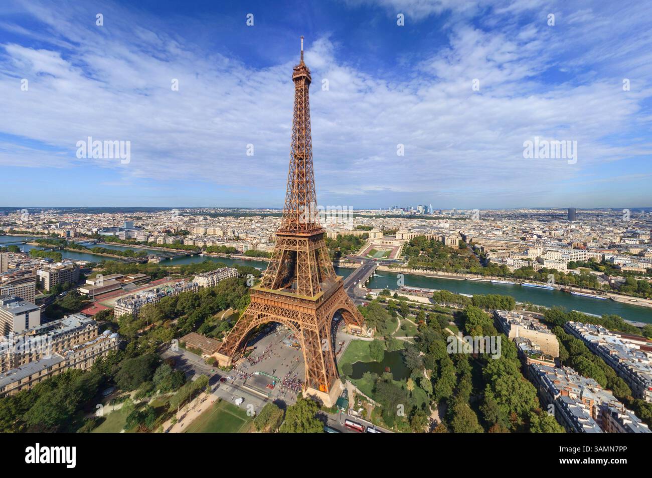Vista aerea panoramica della Torre Eiffel e del campo di Marte a Parigi, Francia. Foto Stock