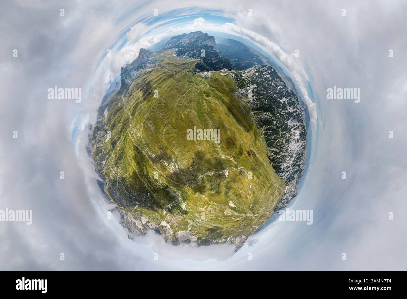 Vista aerea panoramica a 360 gradi dei monti Bobotov Kuk, Montenegro. Foto Stock