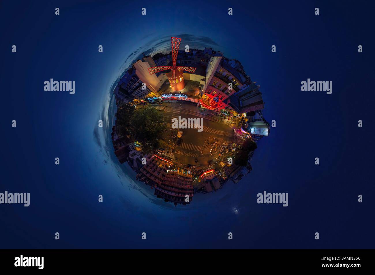 Parigi, Francia - 22 febbraio 2022: Vista aerea panoramica a 360 gradi del Moulin Rouge, Parigi, Francia. Foto Stock