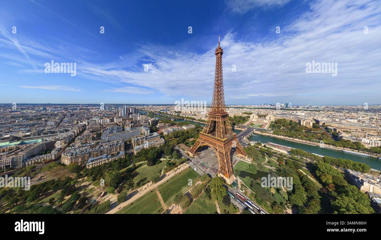 Vista aerea panoramica della Torre Eiffel e del campo di Marte a Parigi, Francia. Foto Stock