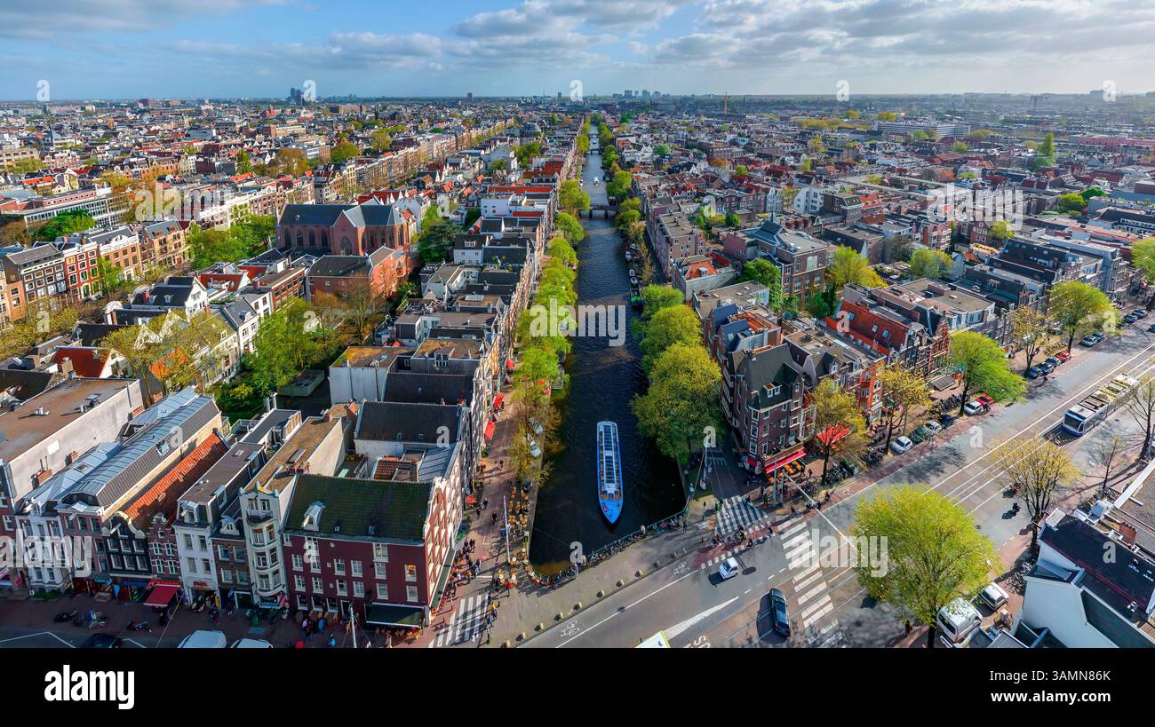 Vista aerea panoramica degli edifici colorati di Amsterdam con canali, Paesi Bassi. Foto Stock