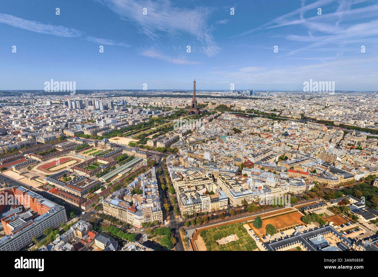 Vista aerea panoramica del Museo Les Invalides con la Torre Eiffel sullo sfondo, Parigi, Francia. Foto Stock