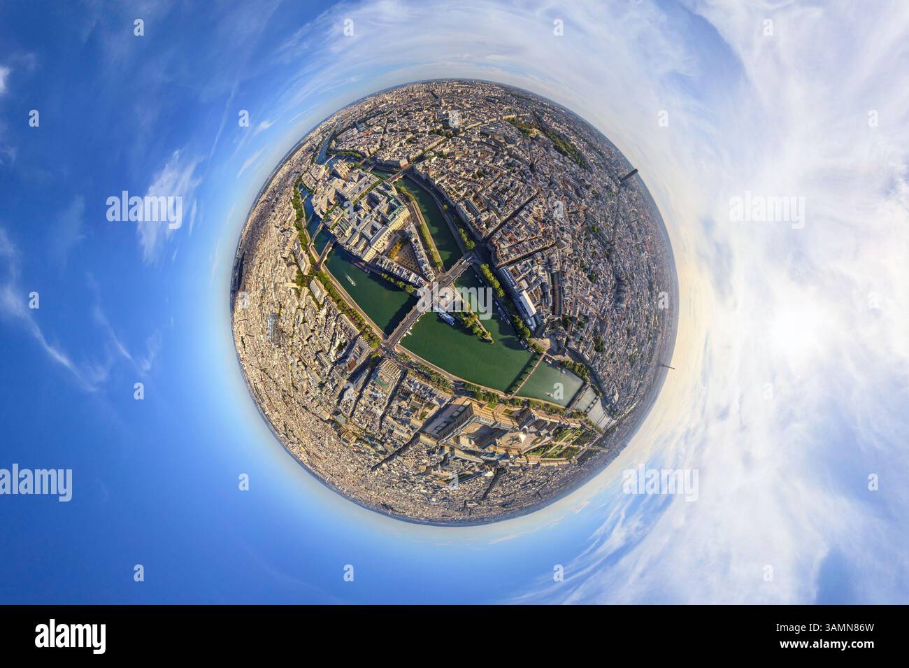 Vista aerea panoramica a 360 gradi della Senna che attraversa il centro di Parigi al tramonto, Parigi, Francia. Foto Stock