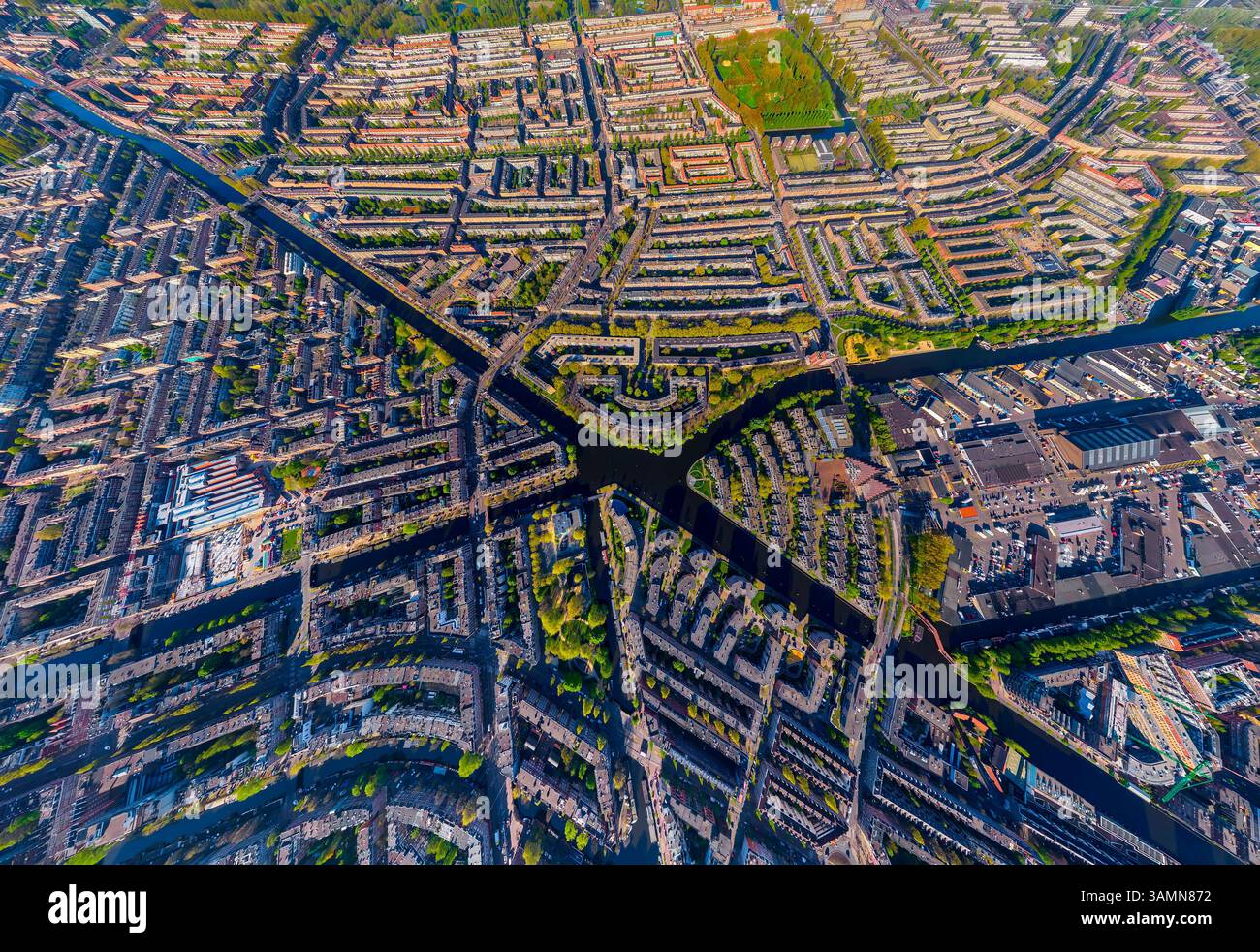 Vista aerea panoramica degli edifici colorati nel quartiere ovest di Amsterdam, tra i canali, i Paesi Bassi. Foto Stock