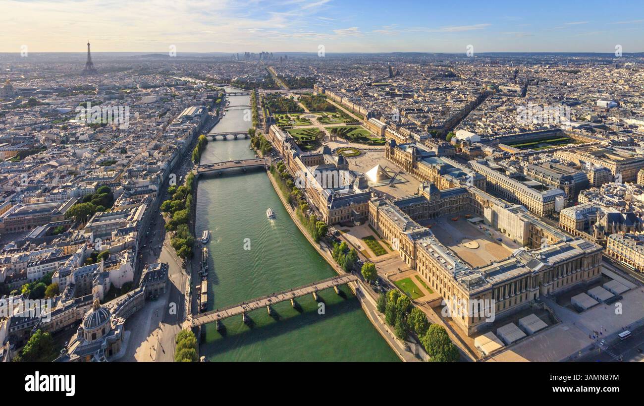 Vista aerea panoramica del Museo del Louvre lungo la Senna, Parigi, Francia. Foto Stock
