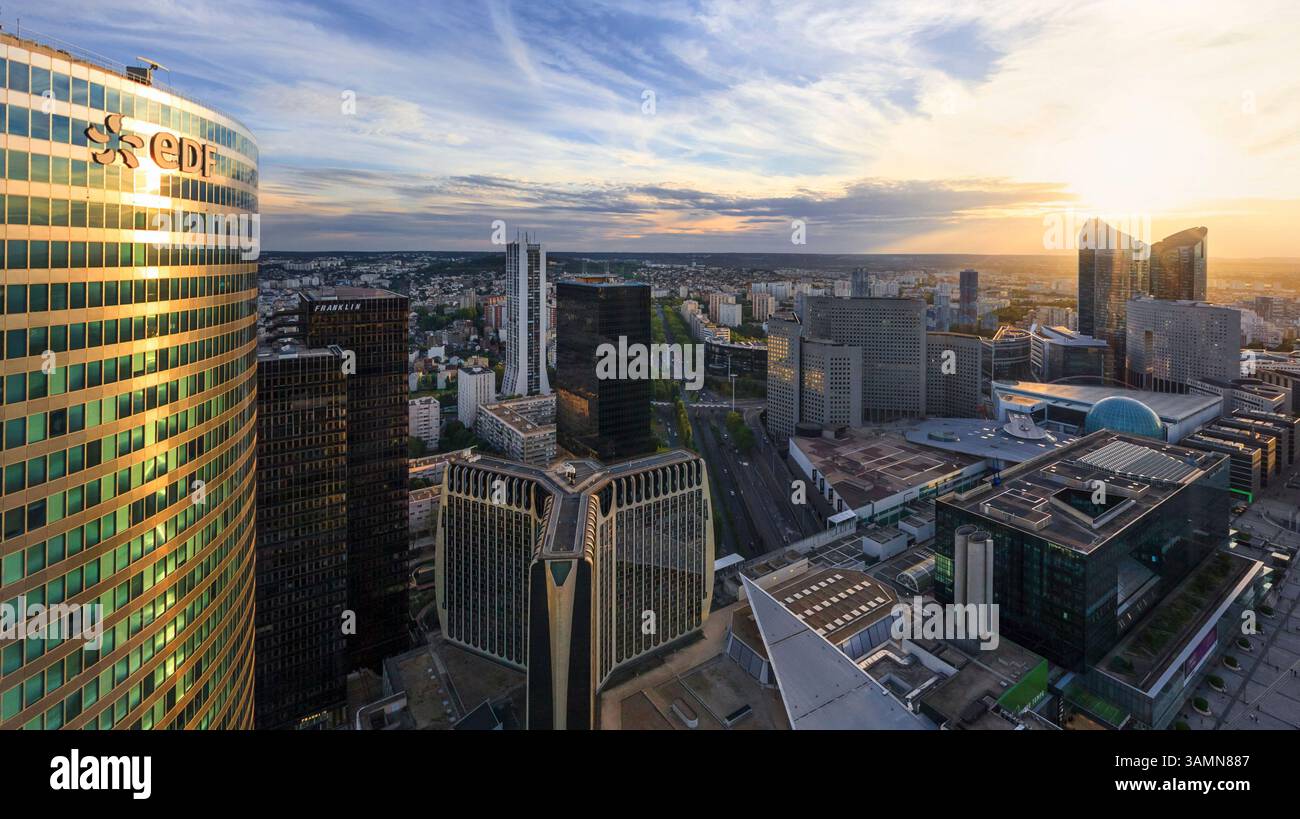 Vista aerea panoramica di la Defense, quartiere finanziario di Parigi, Francia. Foto Stock