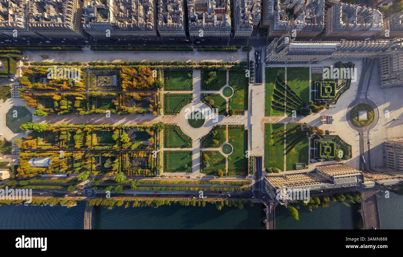 Vista aerea panoramica del Giardino delle Tuileries e del Louvre lungo la Senna, Parigi, Francia. Foto Stock