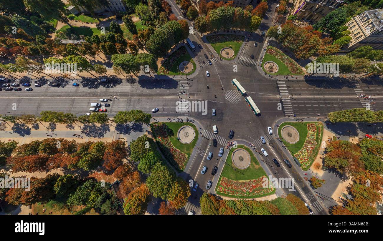 Vista aerea panoramica di una rotatoria sugli Champs Elysees, Parigi, Francia. Foto Stock
