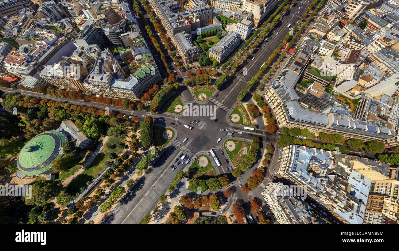 Vista aerea panoramica di una rotatoria sugli Champs Elysees, Parigi, Francia. Foto Stock
