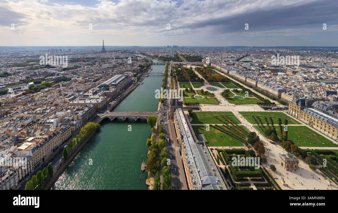 Vista aerea panoramica del Museo del Louvre lungo la Senna, Parigi, Francia. Foto Stock