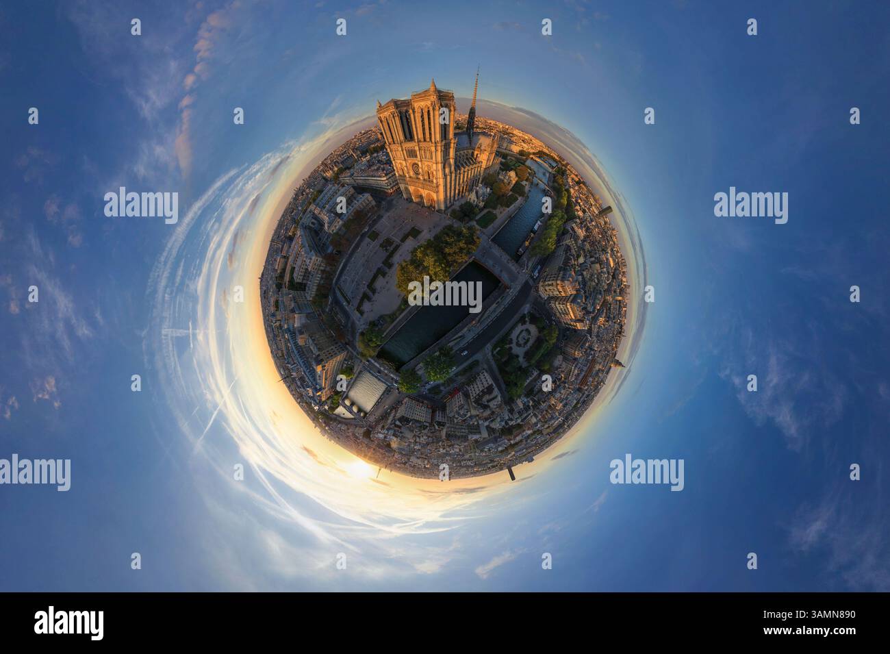 Vista aerea panoramica a 360 gradi della Basilica di Notre Dame al tramonto a Parigi, Francia. Foto Stock