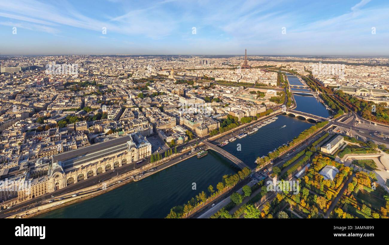 Vista aerea panoramica del centro di Parigi lungo la Senna, Parigi, Francia. Foto Stock