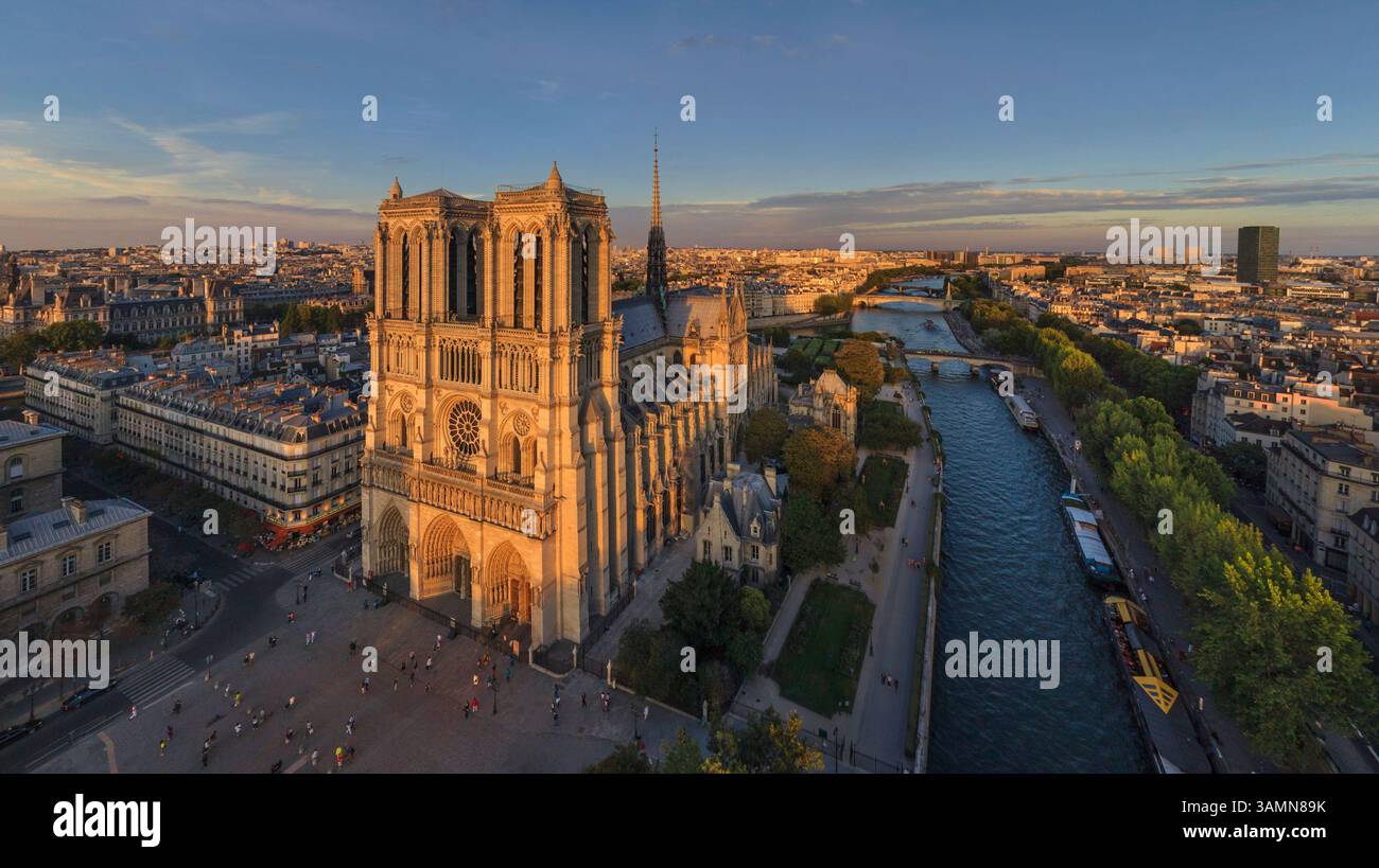 Vista aerea panoramica della Basilica di Notre Dame al tramonto a Parigi, Francia. Foto Stock