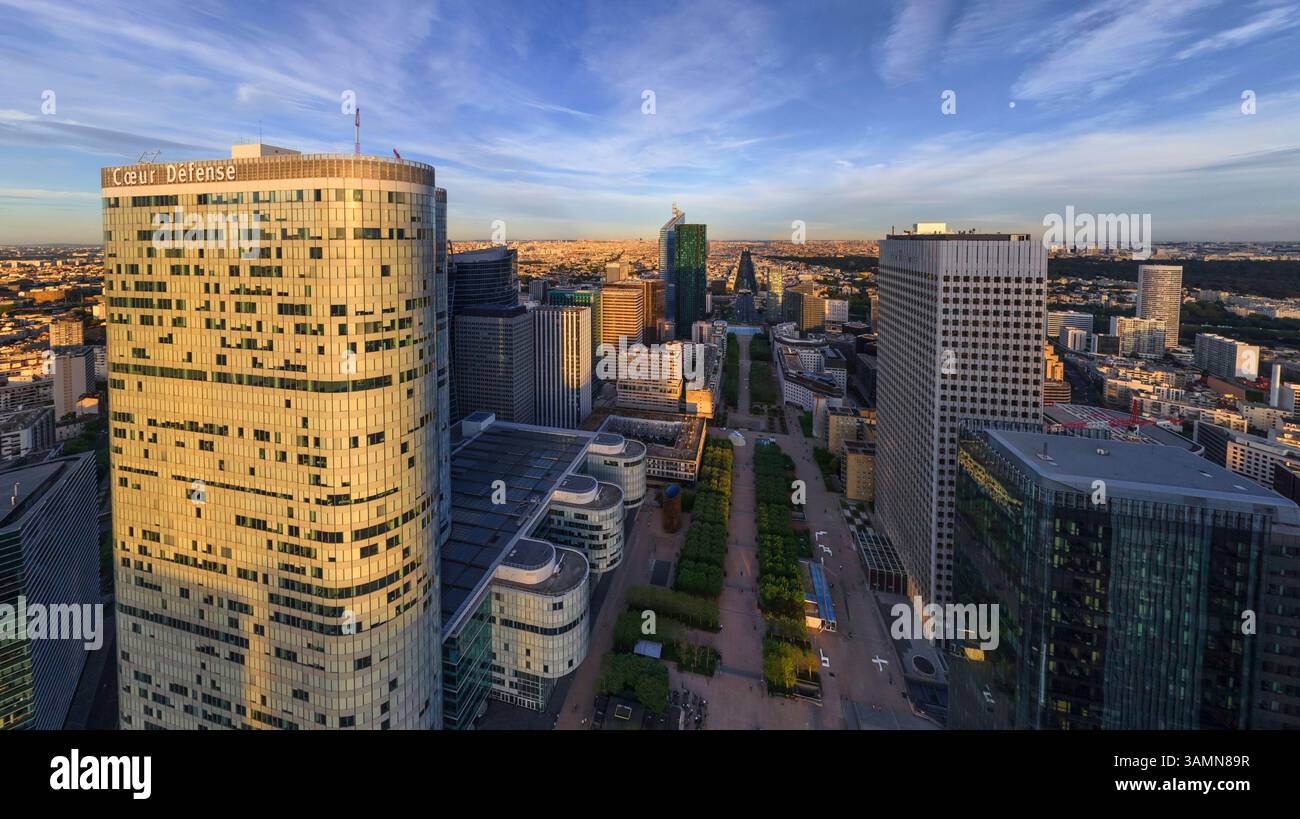 Vista aerea panoramica di la Defense, quartiere finanziario di Parigi, Francia. Foto Stock