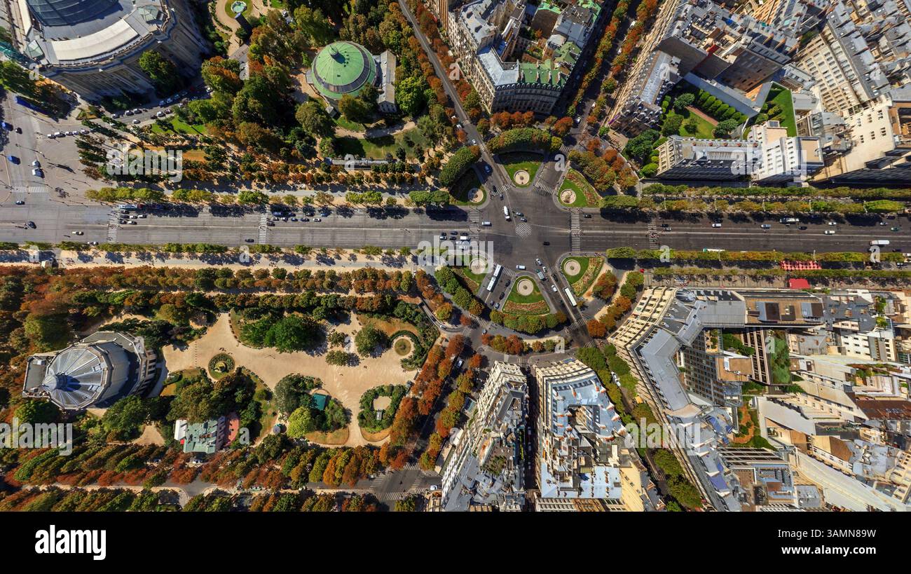 Vista aerea panoramica di una rotatoria sugli Champs Elysees, Parigi, Francia. Foto Stock