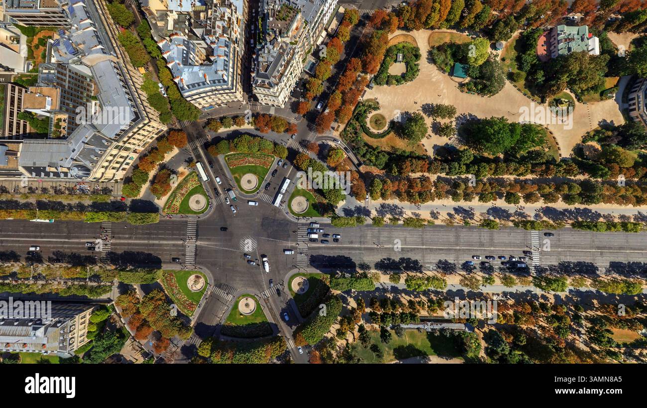 Vista aerea panoramica di una rotatoria sugli Champs Elysees, Parigi, Francia. Foto Stock