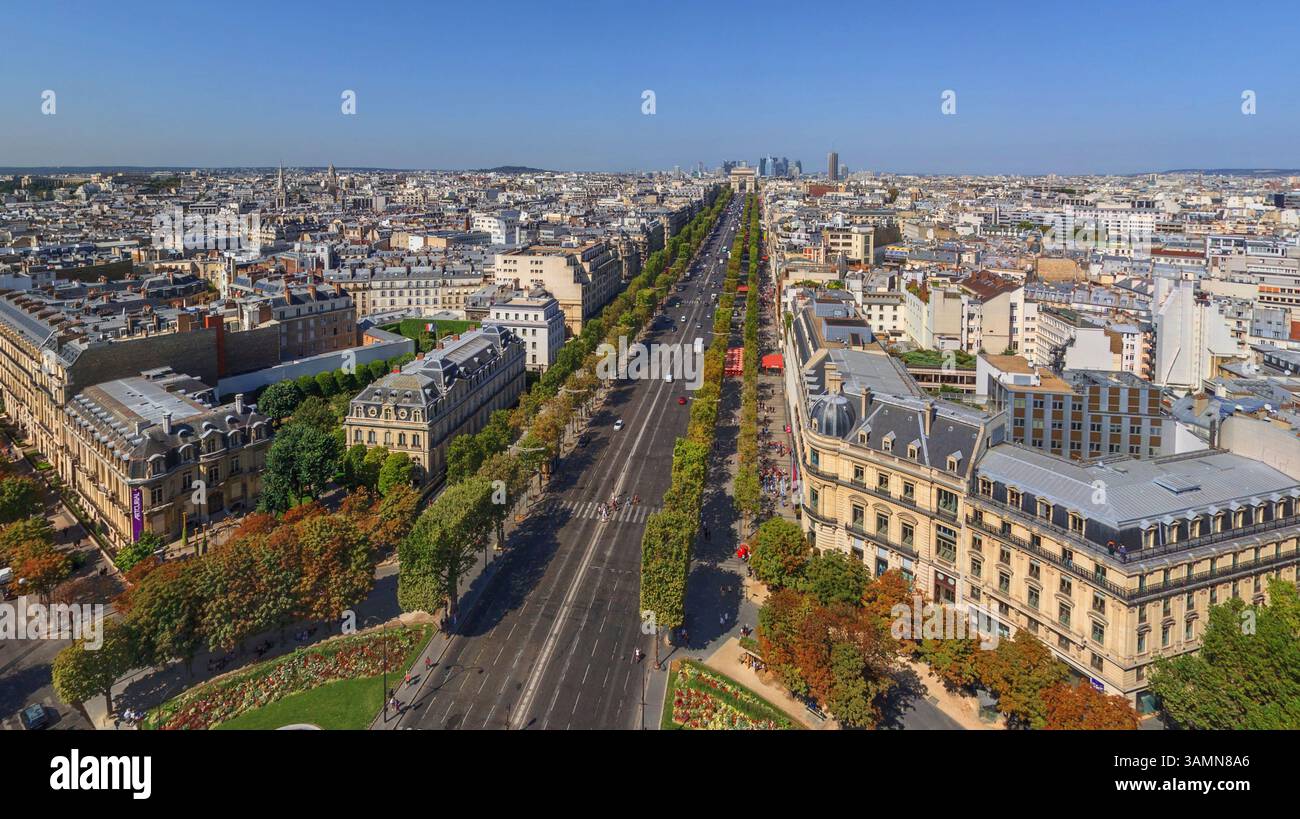 Vista aerea panoramica degli Champs Elysees nel centro di Parigi, in Francia. Foto Stock