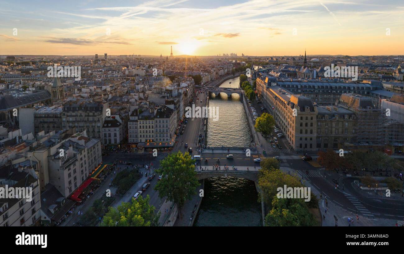Vista aerea panoramica della Senna che attraversa il centro di Parigi al tramonto, Parigi, Francia. Foto Stock