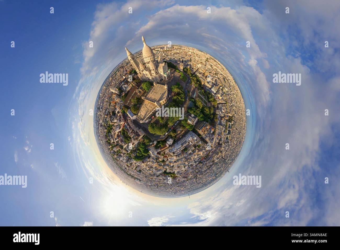 Vista aerea panoramica a 360 gradi della basilica del Sacro cuore di Montmartre, Parigi, Francia. Foto Stock