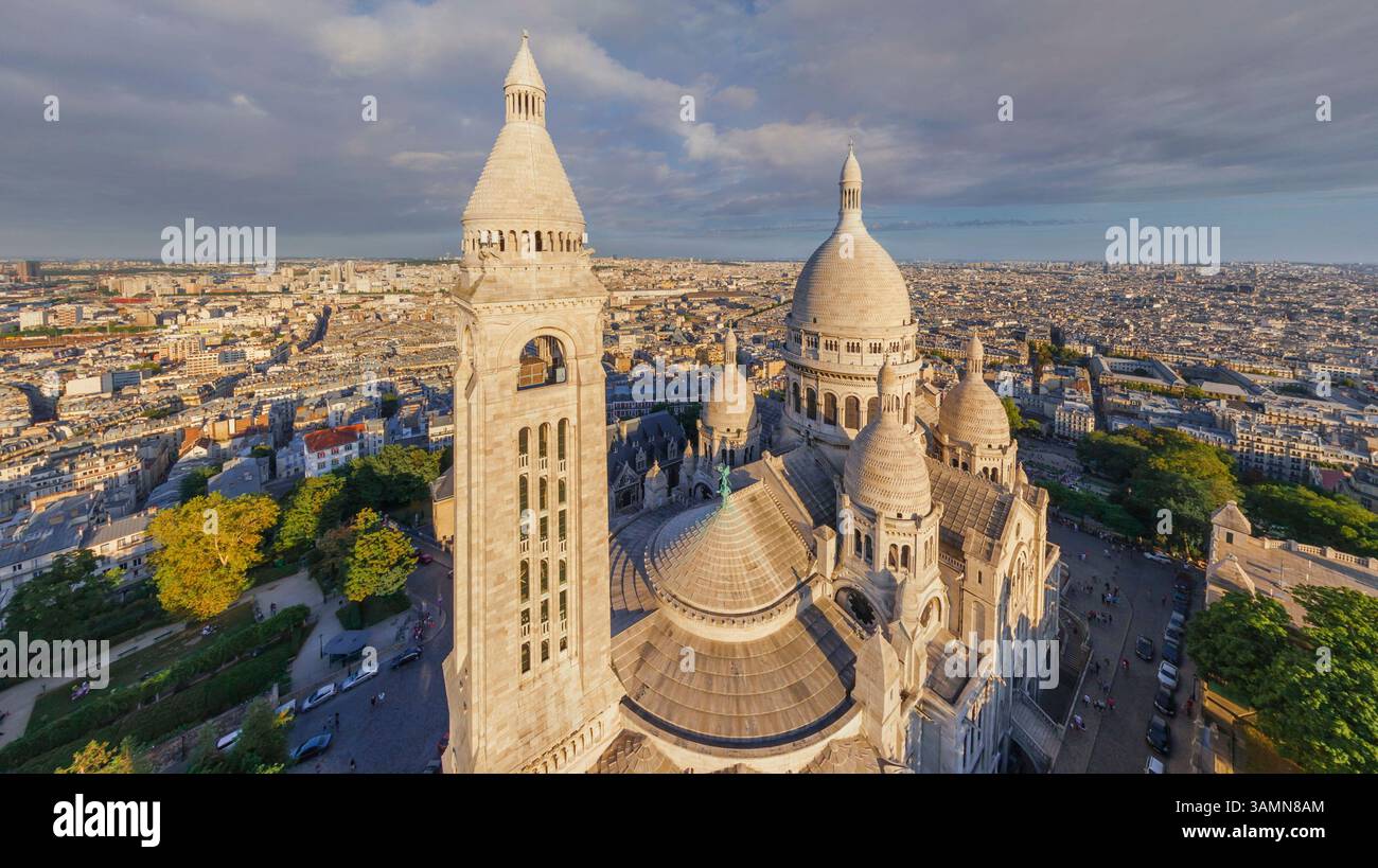 Vista aerea panoramica della basilica del Sacro cuore a Montmartre, Parigi, Francia. Foto Stock