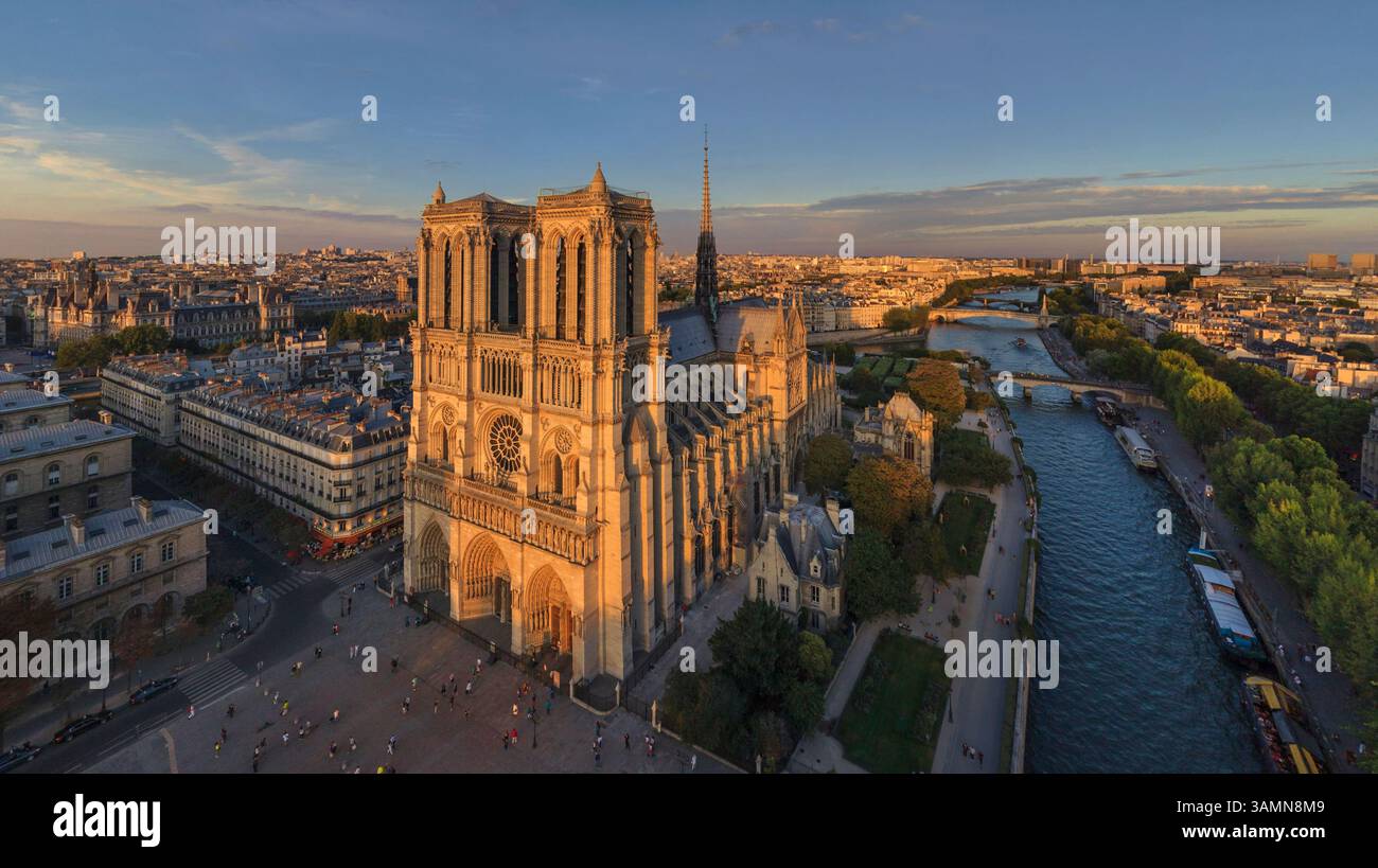 Vista aerea panoramica della Basilica di Notre Dame al tramonto a Parigi, Francia. Foto Stock