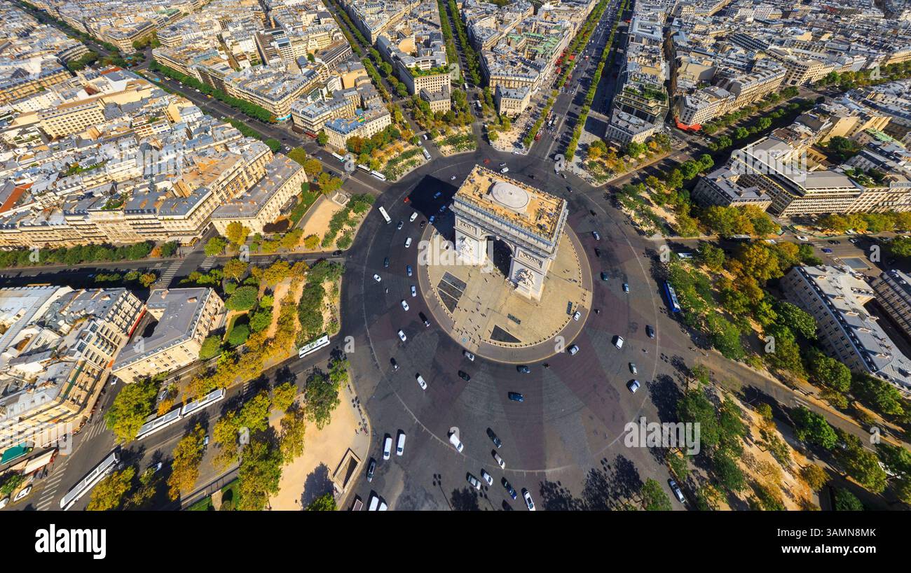 Vista aerea panoramica dell'Arco di Trionfo, degli Champs Elysées di Parigi, Francia. Foto Stock