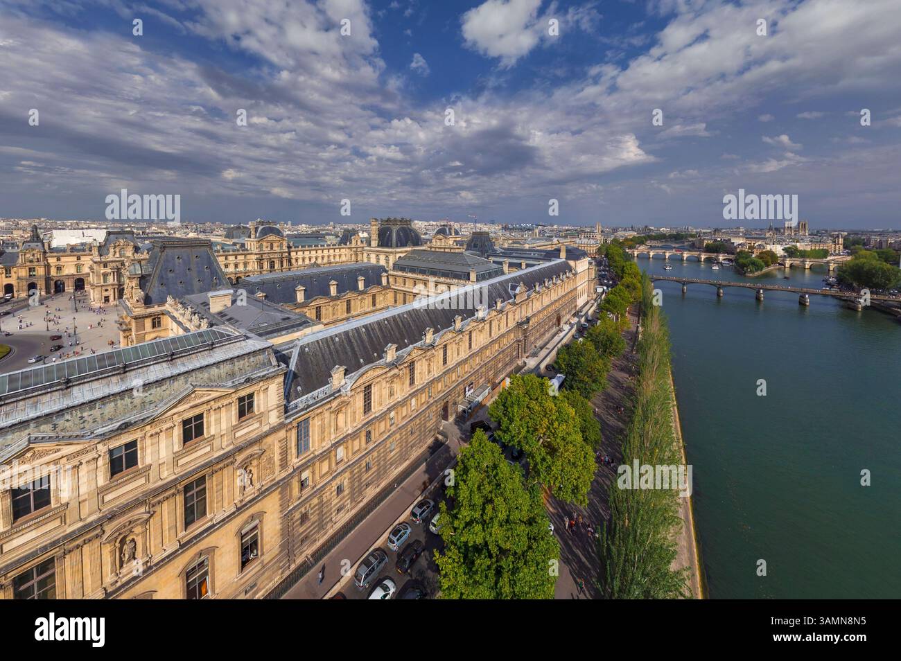 Vista aerea panoramica del Museo del Louvre lungo la Senna, Parigi, Francia. Foto Stock