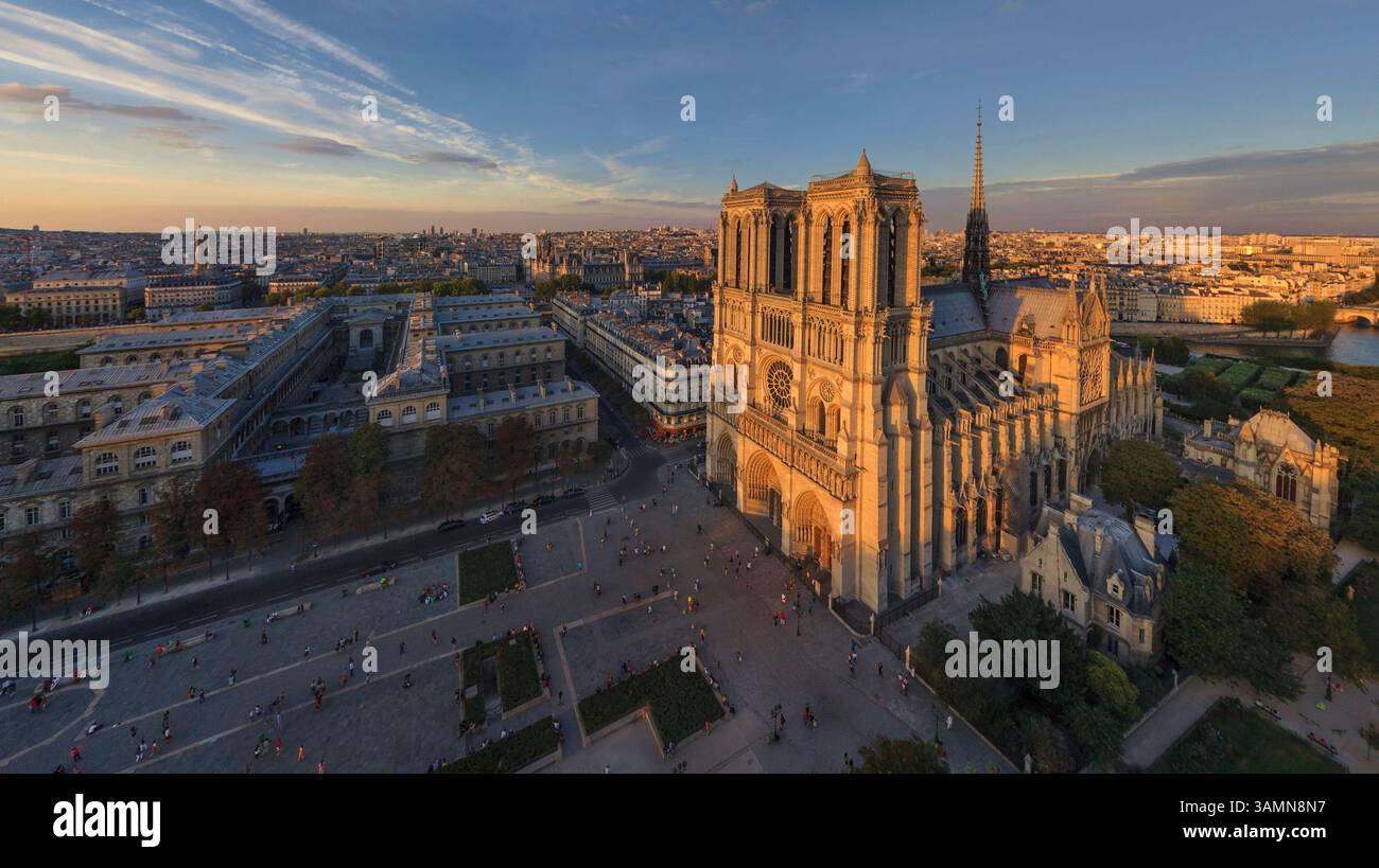Vista aerea panoramica della Basilica di Notre Dame al tramonto a Parigi, Francia. Foto Stock
