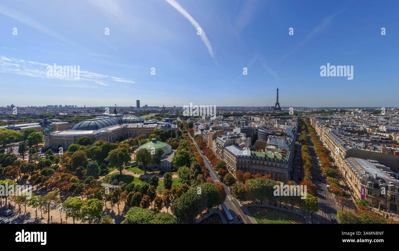 Vista aerea panoramica degli Champs Elysees nel centro di Parigi, in Francia. Foto Stock