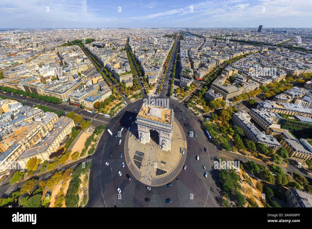 Vista aerea panoramica dell'Arco di Trionfo, degli Champs Elysées di Parigi, Francia. Foto Stock
