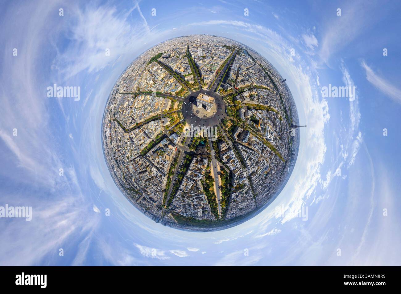 Vista aerea panoramica a 360 gradi dell'Arco di Trionfo, degli Champs Elysées di Parigi, Francia. Foto Stock