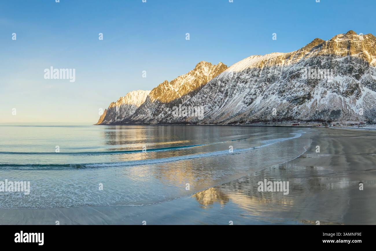 Vista aerea della spiaggia vuota dell'isola Senja, Norvegia Foto Stock