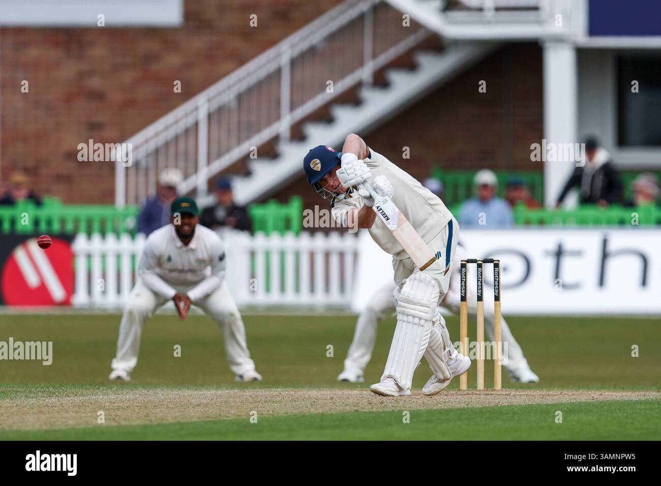 Leicester, Regno Unito. 14 aprile 2025. # 4, Harry è venuto dal Derbyshire in azione con la mazza durante il Rothesay County Championship Division 2 match tra Leicestershire CCC e Derbyshire CCC all'Uptonsteel County Ground, Leicester, Regno Unito, il 14 aprile 2025. Foto di Stuart Leggett. Solo per uso editoriale, licenza richiesta per uso commerciale. Non utilizzare in scommesse, giochi o pubblicazioni di singoli club/campionato/giocatori. Crediti: UK Sports Pics Ltd/Alamy Live News Foto Stock