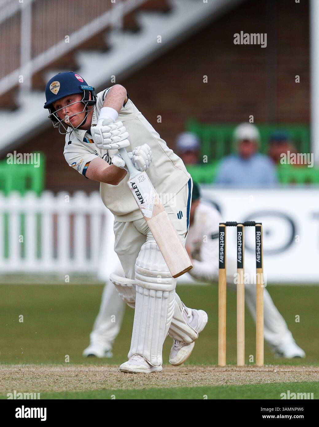 Leicester, Regno Unito. 14 aprile 2025. # 4, Harry è venuto dal Derbyshire in azione con la mazza durante il Rothesay County Championship Division 2 match tra Leicestershire CCC e Derbyshire CCC all'Uptonsteel County Ground, Leicester, Regno Unito, il 14 aprile 2025. Foto di Stuart Leggett. Solo per uso editoriale, licenza richiesta per uso commerciale. Non utilizzare in scommesse, giochi o pubblicazioni di singoli club/campionato/giocatori. Crediti: UK Sports Pics Ltd/Alamy Live News Foto Stock