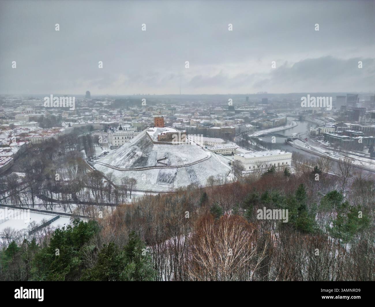 Vista aerea della Torre del Castello di Gediminas e del Palazzo Ducale sul innevato Monte Gediminas con uno splendido paesaggio urbano, Vilnius, Lituania. Foto Stock