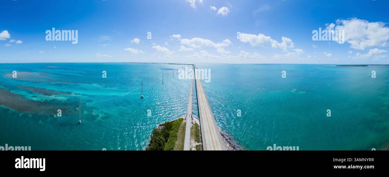 Vista aerea del ponte panoramico sull'autostrada d'oltremare sul turchese Golfo del Messico e sull'Oceano Atlantico, Long Key, Stati Uniti. Foto Stock